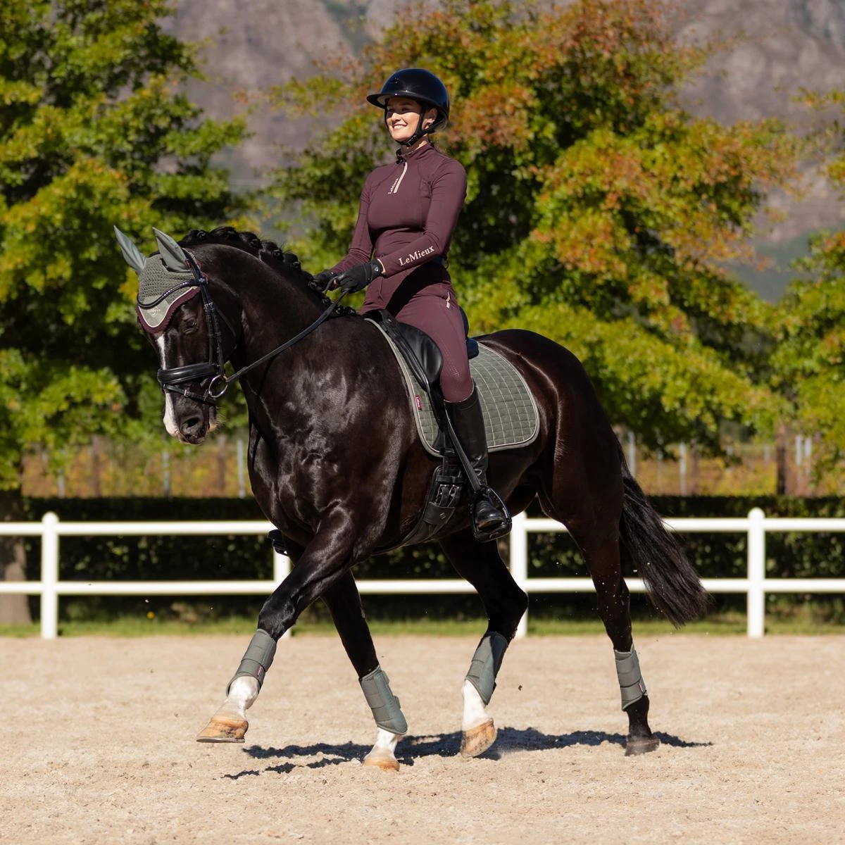 LeMieux Suede Dressage Square Pad 7 LeMieux Suede Dressage Square Pad - Image 5