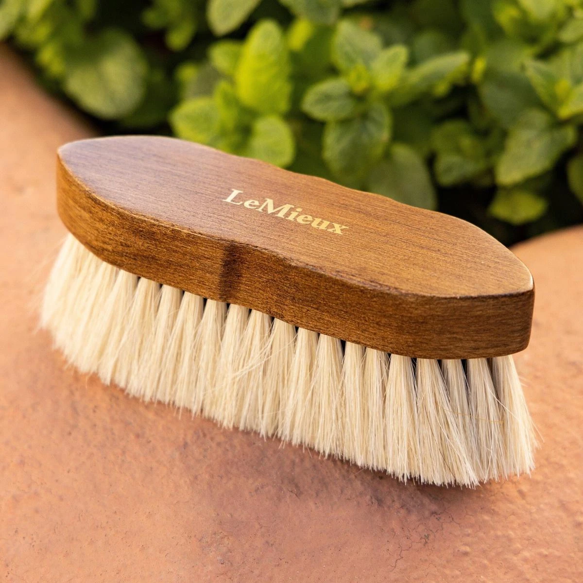 LeMieux Artisan Soft Finishing Brush 4 LeMieux Artisan Soft Finishing Brush - Image 2