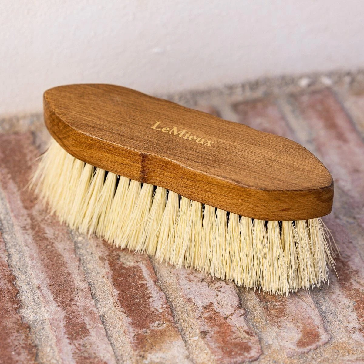 LeMieux Artisan Soft Finishing Brush 5 LeMieux Artisan Soft Finishing Brush - Image 3